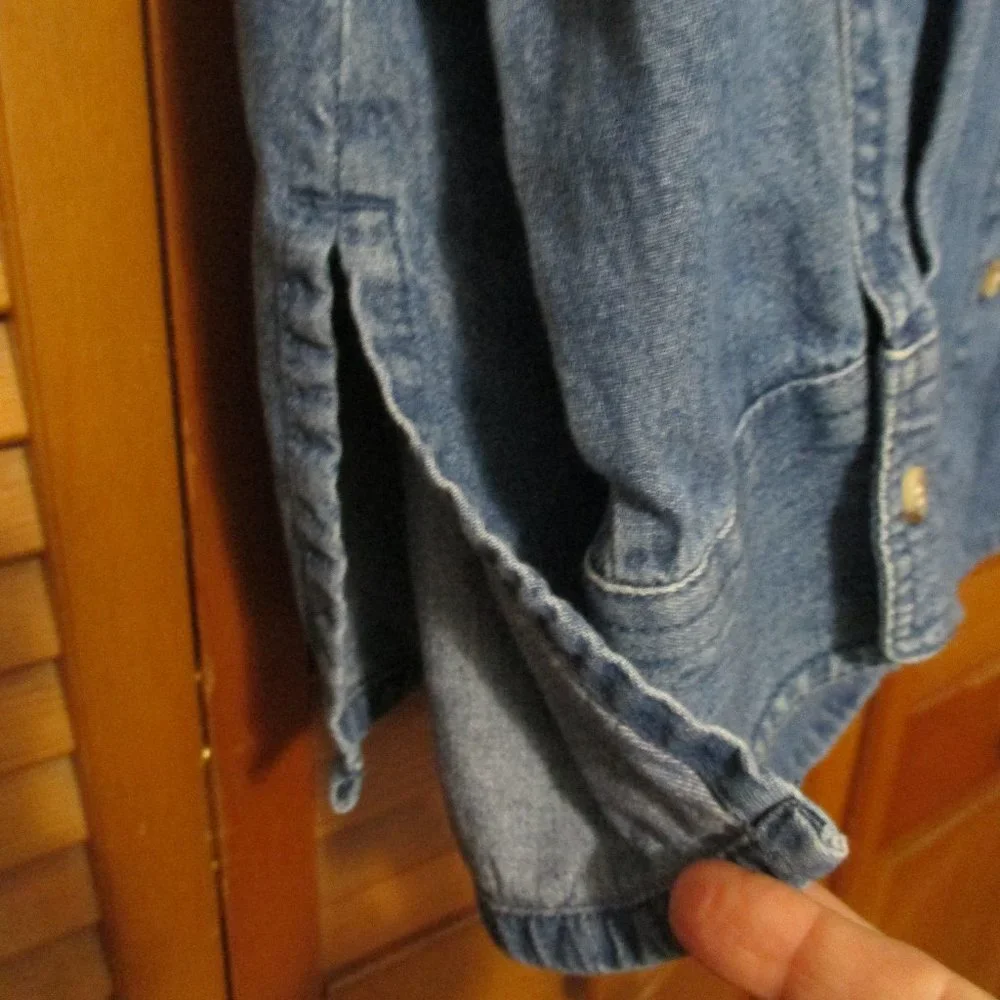 Holiday Christmas top, denim button down, with adorable snow people size 2x - Picture 6 of 7